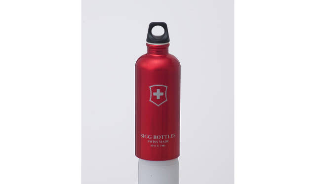 《スイスエンブレムレッド》 シグ、（オリジナル制作1957） ©株式会社スター商事