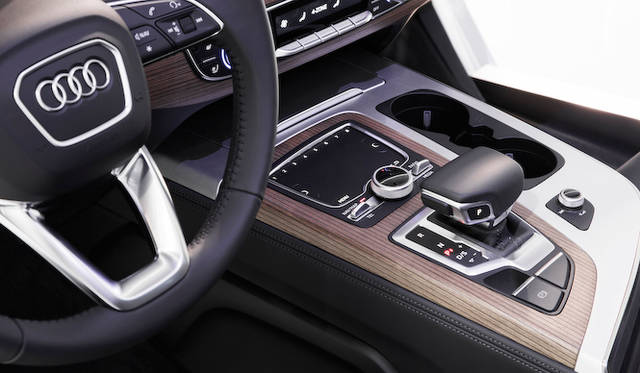 新型Q7のインテリア シミュレーター