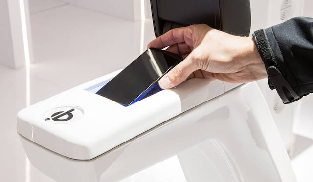 スマートフォンの車載向けワイヤレス充電