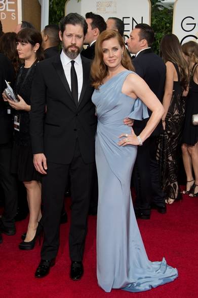 （左より）Darren Le Gallo & Amy Adams｜ダレン・レガロ＆エイミー・アダムス<br /><br />ドレス：アトリエ  ヴェルサーチ<br />サンダル：ジミー・チュウ<br />ジュエリー：ティファニー