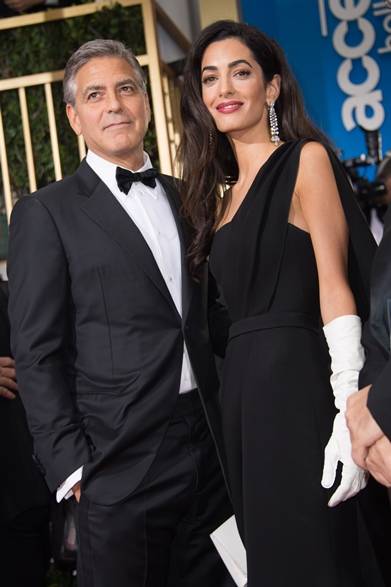 （左より）George Clooney & Amal Clooney｜ジョージ・クルーニー＆アマル・クルーニー<br /><br />ドレス：ディオール<br />イヤリング：ハリー・ウィンストン