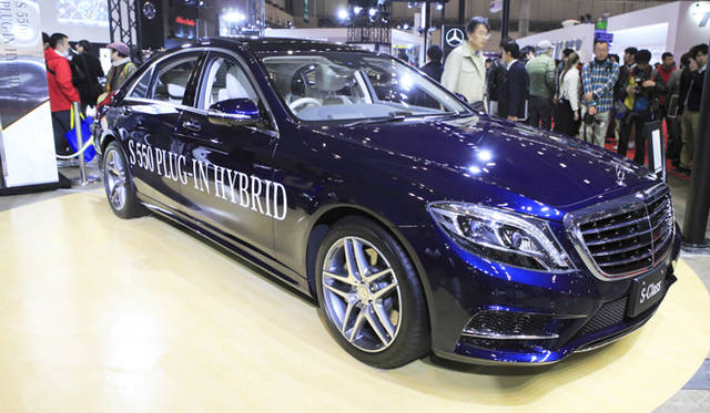 Mercedes-Benz S550 Plug-In Hybrid Long｜メルセデス・ベンツS550プラグインハイブリッド ロング<br>フラッグシップサルーンであるSクラスにプラグインハイブリッドを投入。ロングボディをベースに、3.0LV6ツインターボエンジンにハイブリッドを組み合わせ。環境とパフィーマンスを高次元でバランスさせた。このシステムには、EVモード走行も設定されており、最高速度は約140㎞/h、航続距離はおよそ33kmとされている