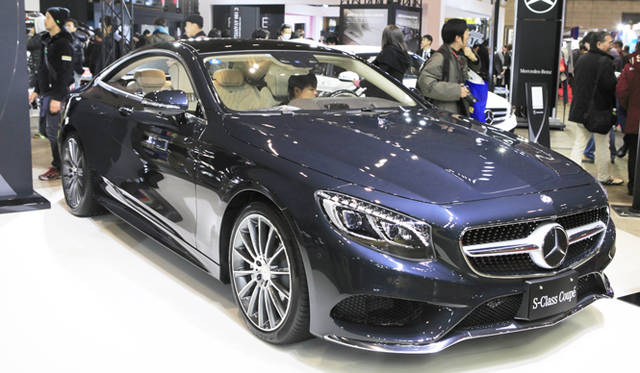 Mercedes-Benz S 550 4MATIC Coupe｜メルセデス・ベンツS 550 4マテック クーペ<br>昨年秋に、Sクラスに18年ぶりにクーペモデルが復活を果たした。LEDヘッドライトは、片側47個ものスワロフスキークリスタルが使用し、特別感を演出。宝石のような煌びやかな輝き放つ。ラグジュアリーなインテリアは、レザーを贅沢に使用。さらにフロントシートには、世界初となるホットストーンマッサージ機能が備わり、ドライブ中の疲れを癒してくれる