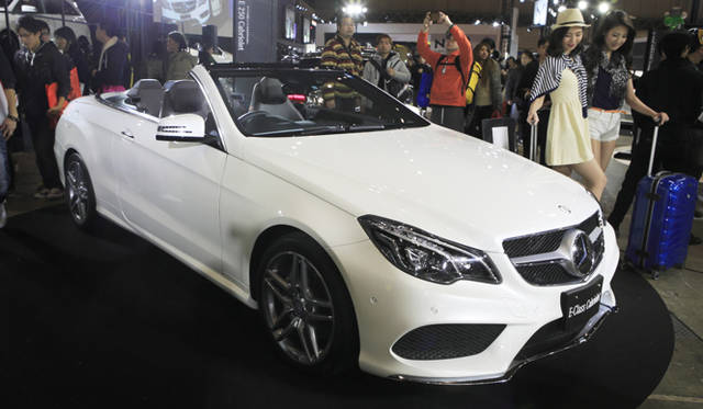 Mercedes-Benz E 250 Cabriolet｜メルセデス・ベンツ E 250カブリオレ<br>ミディアムクラスの4シーターオープンモデルで、ルーフは贅沢な電動ソフトトップを採用。積極的にオープンエアを楽しみたいオーナーに向け、走行時の風の巻き込みを抑えるディフレクターの「エアキャップ」や首元を温める「エアスカーフ」などの装備を設定している