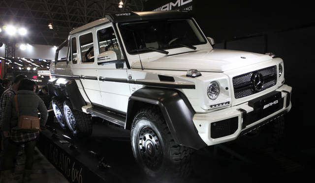Mercedes-Benz G 63 AMG 6×6｜メルセデス・ベンツ G 63 AMG 6×6<br>メルセデスのGクラスを大胆に6輪化。これまで様々な要望のカスタムに応えてきたノウハウを惜しみなく投入することで、最強のオフローダーに仕上げた。内外装とパワーユニットには、AMGマジックを導入。クロカンでありながら、最高級のキャビンとAMGチューンの5.5リッターV8ツインターボエンジンユニットを持つ