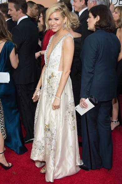 Sienna Miller｜シエナ・ミラー<br /><br />ドレス：ミュウミュウ<br />クラッチ：クリスチャン ルブタン <br />サンダル：ジミー・チュウ<br />ジュエリー：ティファニー