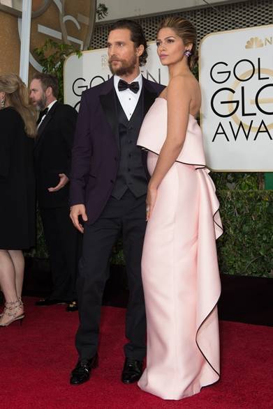 （左より）Matthew McConaughey & Camila Alves｜マシュー・マコノヒー＆カミラ・アルヴェス <br /><br />ドレス：モニーク・ルイリエ<br />ジュエリー：ロレーヌ　シュワルツ