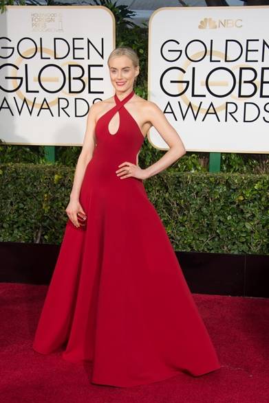 Taylor Schilling｜テイラー・シリング<br /><br />ドレス：ラルフ ローレン<br />クラッチ： サルヴァトーレ フェラガモ