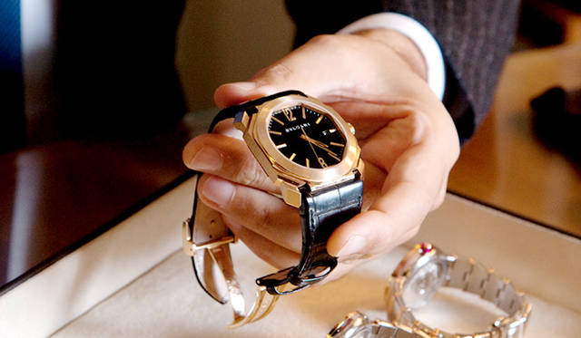 ｢オクト｣シリーズの黒文字盤は、実は、幾層もの層から構成されている。