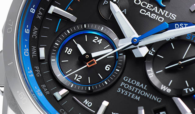 8時位置は、24時間表記でワールドタイムを表示。</br></br><strong>オシアナス OCW-G1000-1A</strong><br />ケース｜チタン（チタンカーバイト処理）<br />直径｜46.1mm<br />厚さ｜14.7mm<br />防水｜10気圧防水<br />機能｜GPS電波（時刻自動受信。位置は手動受信）、標準電波（自動受信、最大6回/日。中国のみ5回/日）、40タイムゾーン、UTC時刻表示、二都市同時表示。ストップウオッチ（1/20秒計測、24分計）、針位置自動補正機能、日付・曜日表示、フルオートカレンダー、バッテリー充電警告機能、ソーラー充電（タフソーラー）。<br />ブレス｜チタン（チタンカーバイト処理）<br />重さ｜106g<br />価格｜21万6000円<br /><br />カシオ計算機 お客様相談室<br />Tel. 03-5334-4869<br />http://oceanus.casio.jp