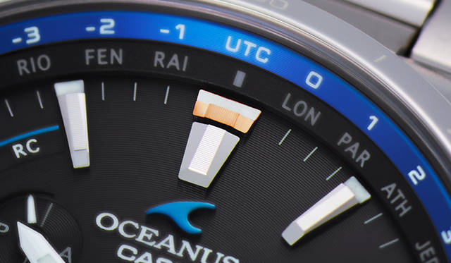 文字盤外周には、都市名とUTC(協定世界時)との時差が象られている。</br></br><strong>オシアナス OCW-G1000-1A</strong><br />ケース｜チタン（チタンカーバイト処理）<br />直径｜46.1mm<br />厚さ｜14.7mm<br />防水｜10気圧防水<br />機能｜GPS電波（時刻自動受信。位置は手動受信）、標準電波（自動受信、最大6回/日。中国のみ5回/日）、40タイムゾーン、UTC時刻表示、二都市同時表示。ストップウオッチ（1/20秒計測、24分計）、針位置自動補正機能、日付・曜日表示、フルオートカレンダー、バッテリー充電警告機能、ソーラー充電（タフソーラー）。<br />ブレス｜チタン（チタンカーバイト処理）<br />重さ｜106g<br />価格｜21万6000円<br /><br />カシオ計算機 お客様相談室<br />Tel. 03-5334-4869<br />http://oceanus.casio.jp