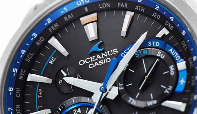 12時位置には、立体的なオシアナスのブルーのロゴがセットされている。</br></br><strong>オシアナス OCW-G1000-1A</strong><br />ケース｜チタン（チタンカーバイト処理）<br />直径｜46.1mm<br />厚さ｜14.7mm<br />防水｜10気圧防水<br />機能｜GPS電波（時刻自動受信。位置は手動受信）、標準電波（自動受信、最大6回/日。中国のみ5回/日）、40タイムゾーン、UTC時刻表示、二都市同時表示。ストップウオッチ（1/20秒計測、24分計）、針位置自動補正機能、日付・曜日表示、フルオートカレンダー、バッテリー充電警告機能、ソーラー充電（タフソーラー）。<br />ブレス｜チタン（チタンカーバイト処理）<br />重さ｜106g<br />価格｜21万6000円<br /><br />カシオ計算機 お客様相談室<br />Tel. 03-5334-4869<br />http://oceanus.casio.jp