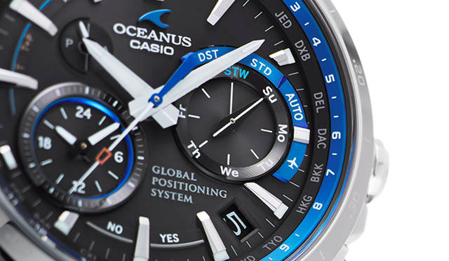 3時位置のスモールダイヤルは、主に曜日が表示される。</br></br><strong>オシアナス OCW-G1000-1A</strong><br />ケース｜チタン（チタンカーバイト処理）<br />直径｜46.1mm<br />厚さ｜14.7mm<br />防水｜10気圧防水<br />機能｜GPS電波（時刻自動受信。位置は手動受信）、標準電波（自動受信、最大6回/日。中国のみ5回/日）、40タイムゾーン、UTC時刻表示、二都市同時表示。ストップウオッチ（1/20秒計測、24分計）、針位置自動補正機能、日付・曜日表示、フルオートカレンダー、バッテリー充電警告機能、ソーラー充電（タフソーラー）。<br />ブレス｜チタン（チタンカーバイト処理）<br />重さ｜106g<br />価格｜21万6000円<br /><br />カシオ計算機 お客様相談室<br />Tel. 03-5334-4869<br />http://oceanus.casio.jp