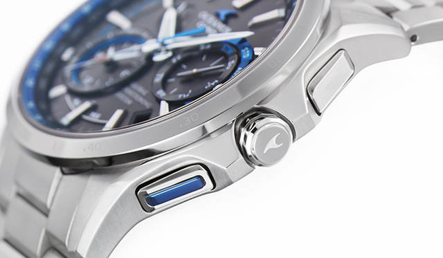 ケース右側4時位置には、GPS受信ボタン。ブルーカラーが目印。</br></br><strong>オシアナス OCW-G1000-1A</strong><br />ケース｜チタン（チタンカーバイト処理）<br />直径｜46.1mm<br />厚さ｜14.7mm<br />防水｜10気圧防水<br />機能｜GPS電波（時刻自動受信。位置は手動受信）、標準電波（自動受信、最大6回/日。中国のみ5回/日）、40タイムゾーン、UTC時刻表示、二都市同時表示。ストップウオッチ（1/20秒計測、24分計）、針位置自動補正機能、日付・曜日表示、フルオートカレンダー、バッテリー充電警告機能、ソーラー充電（タフソーラー）。<br />ブレス｜チタン（チタンカーバイト処理）<br />重さ｜106g<br />価格｜21万6000円<br /><br />カシオ計算機 お客様相談室<br />Tel. 03-5334-4869<br />http://oceanus.casio.jp