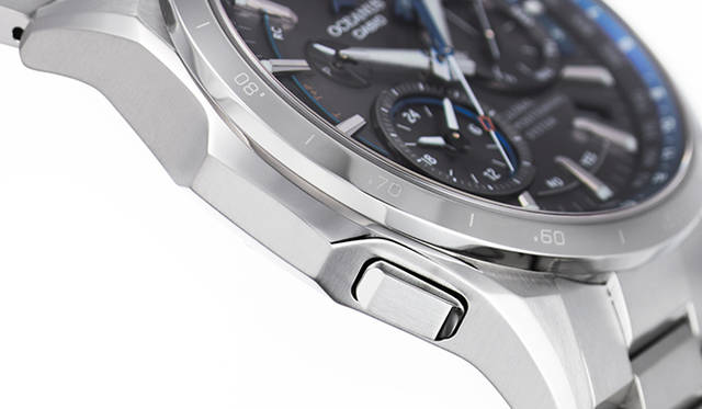 ケース左側の8時位置のボタンは、モード切替などに使用。</br></br><strong>オシアナス OCW-G1000-1A</strong><br />ケース｜チタン（チタンカーバイト処理）<br />直径｜46.1mm<br />厚さ｜14.7mm<br />防水｜10気圧防水<br />機能｜GPS電波（時刻自動受信。位置は手動受信）、標準電波（自動受信、最大6回/日。中国のみ5回/日）、40タイムゾーン、UTC時刻表示、二都市同時表示。ストップウオッチ（1/20秒計測、24分計）、針位置自動補正機能、日付・曜日表示、フルオートカレンダー、バッテリー充電警告機能、ソーラー充電（タフソーラー）。<br />ブレス｜チタン（チタンカーバイト処理）<br />重さ｜106g<br />価格｜21万6000円<br /><br />カシオ計算機 お客様相談室<br />Tel. 03-5334-4869<br />http://oceanus.casio.jp