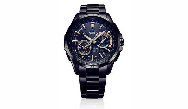 ブラックモデルもバリエーションとしてラインナップ。<br /><br /> <strong>オシアナス OCW-G1000B-1AJF</strong><br /> ケース｜チタン（DLC処理）<br /> 直径｜46.1mm<br /> 厚さ｜14.7mm<br /> 防水｜10気圧防水<br /> 機能｜GPS電波（時刻自動受信。位置は手動受信）、標準電波（自動受信、最大6回/日。中国のみ5回/日）、40タイムゾーン、UTC時刻表示、二都市同時表示。ストップウオッチ（1/20秒計測、24分計）、針位置自動補正機能、日付・曜日表示、フルオートカレンダー、バッテリー充電警告機能、ソーラー充電（タフソーラー）。<br /> ブレス｜チタン（DLC処理）<br /> 重さ｜106g<br /> 価格｜24万8400円<br /><br />  カシオ計算機 お客様相談室<br /> Tel. 03-5334-4869<br /> http://oceanus.casio.jp