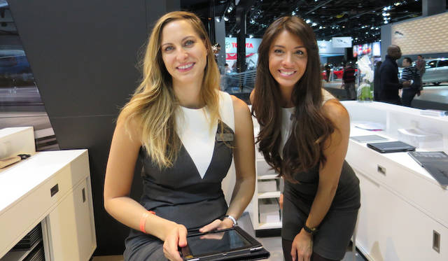 ポルシェで資料を配ってくれています