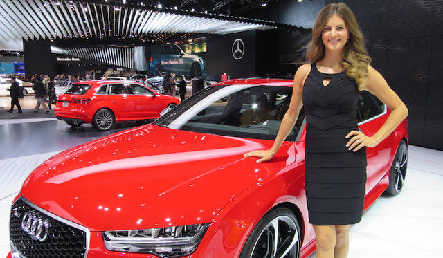 アウディRS7とともに誇らしげです