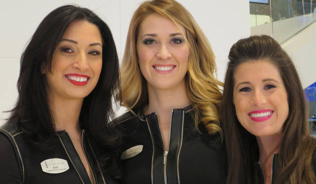 リンカーンは女の子は制服っぽく、男子はグレーのスーツをびしっと