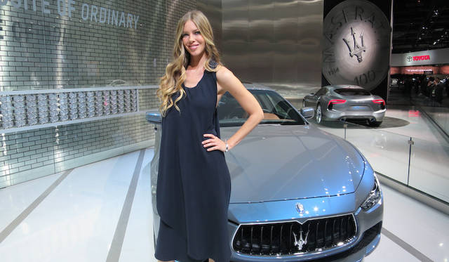 マセラティは着ているものも髪型もパーティっぽい