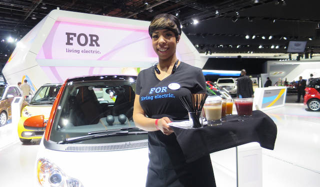 スマートでは朝早く来るプレスにスムージーをやさしく配布