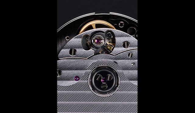 <strong>クレ ドゥ カルティエ</strong></br> 直径｜40mm</br> ムーブメント｜自動巻き（Cal.1847 MC）</br> 機能｜日付表示</br> 発売時期｜4月予定</br>  カルティエ カスタマー サービスセンター</br> 0120-301-757</br> http://www.cartier.jp