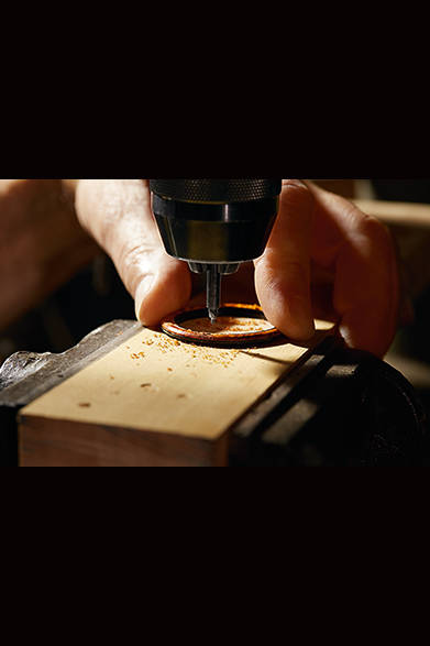 <strong>ラルフ ローレン スポーティング　コレクション RLオートモーティブ スケルトン 45mm</strong></br>ケース｜ウッド（インド紫檀）ベゼル＋ショットブラスト加工ステンレススチール</br>直径｜44.8mm</br>厚さ｜11.2mm</br>ムーブメント｜手巻き（Cal.RL1967）</br>ストラップ｜アリゲーター</br>防水性｜5気圧</br>発売時期｜10月</br>税込予価｜340万2000円</br></br>