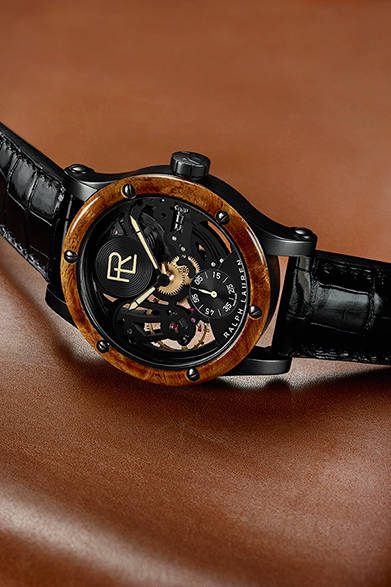 ブカッティの名車にインスパイアされ、ウッド素材をベゼルに融合させた独創的なモデル。</br></br><strong>ラルフ ローレン スポーティング　コレクション RLオートモーティブ スケルトン 45mm</strong></br>ケース｜ウッド（インド紫檀）ベゼル＋ショットブラスト加工ステンレススチール</br>直径｜44.8mm</br>厚さ｜11.2mm</br>ムーブメント｜手巻き（Cal.RL1967）</br>ストラップ｜アリゲーター</br>防水性｜5気圧</br>発売時期｜10月</br>税込予価｜340万2000円</br></br>ラルフ ローレン 表参道</br>Tel.03-6438-5800</br>http://www.ralphlaurenwatches.com<br/>