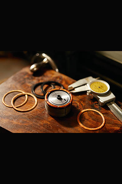 <strong>ラルフ ローレン スポーティング　コレクション RLオートモーティブ スケルトン 45mm</strong></br>ケース｜ウッド（インド紫檀）ベゼル＋ショットブラスト加工ステンレススチール</br>直径｜44.8mm</br>厚さ｜11.2mm</br>ムーブメント｜手巻き（Cal.RL1967）</br>ストラップ｜アリゲーター</br>防水性｜5気圧</br>発売時期｜10月</br>税込予価｜340万2000円</br></br>