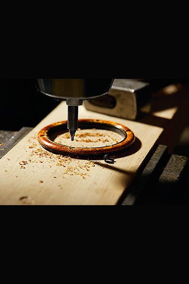 <strong>ラルフ ローレン スポーティング　コレクション RLオートモーティブ スケルトン 45mm</strong></br>ケース｜ウッド（インド紫檀）ベゼル＋ショットブラスト加工ステンレススチール</br>直径｜44.8mm</br>厚さ｜11.2mm</br>ムーブメント｜手巻き（Cal.RL1967）</br>ストラップ｜アリゲーター</br>防水性｜5気圧</br>発売時期｜10月</br>税込予価｜340万2000円</br></br>