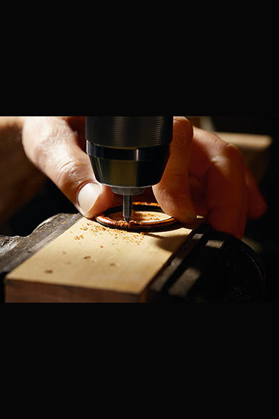 <strong>ラルフ ローレン スポーティング　コレクション RLオートモーティブ スケルトン 45mm</strong></br>ケース｜ウッド（インド紫檀）ベゼル＋ショットブラスト加工ステンレススチール</br>直径｜44.8mm</br>厚さ｜11.2mm</br>ムーブメント｜手巻き（Cal.RL1967）</br>ストラップ｜アリゲーター</br>防水性｜5気圧</br>発売時期｜10月</br>税込予価｜340万2000円</br></br>