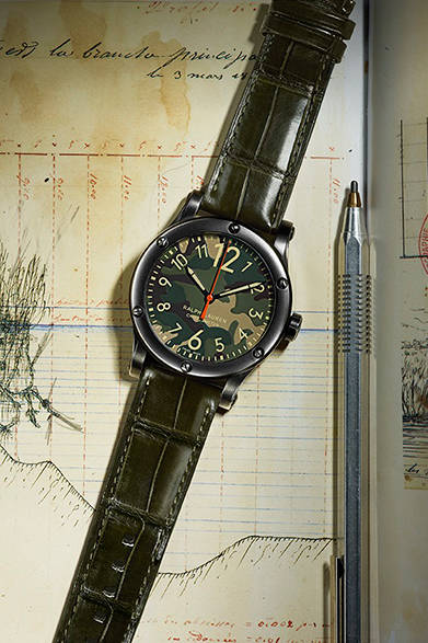 <strong>ラルフ ローレン スポーティング コレクション RL67 サファリ クロノメーター カムフラージュ ダイヤル 45mm</strong></br> ケース｜ヴィンテージ加工ステンレススチール</br> 直径｜44.8mm</br> 厚さ｜11.2mm</br> ムーブメント｜自動巻き（Cal.RL300-1）</br> ストラップ｜アリゲーター</br> 防水性｜10気圧</br> 発売時期｜5月</br> 税込予価｜38万8800円</br></br>  ラルフ ローレン 表参道</br> Tel.03-6438-5800</br>http://www.ralphlaurenwatches.com<br/>