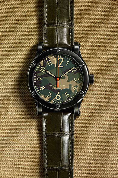 「サファリ」らしいカモフラ文字盤と公認クロノメーター高精度を両立させた秀逸なモデル。</br></br>  <strong>ラルフ ローレン スポーティング コレクション RL67 サファリ クロノメーター カムフラージュ ダイヤル 45mm</strong></br> ケース｜ヴィンテージ加工ステンレススチール</br> 直径｜44.8mm</br> 厚さ｜11.2mm</br> ムーブメント｜自動巻き（Cal.RL300-1）</br> ストラップ｜アリゲーター</br> 防水性｜10気圧</br> 発売時期｜5月</br> 税込予価｜38万8800円</br></br>  ラルフ ローレン 表参道</br> Tel.03-6438-5800</br>http://www.ralphlaurenwatches.com<br/>