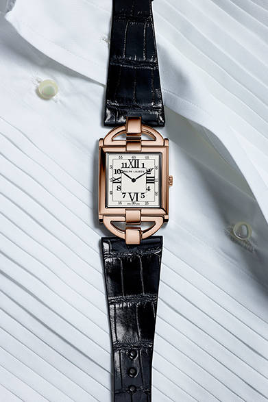 直線的で幾何学的なスクエアのフォルムに、アーチ状の装飾パーツを組み合わせたデザインが個性的。</br></br><strong>ラルフ ローレン867 コレクション スモール タキシード ウォッチ</strong></br>ケース｜18Kローズゴールド</br>サイズ｜縦27.5×横27.5mm</br>ムーブメント｜手巻き（Cal.RL430）</br>ストラップ｜アリゲーター</br>防水性｜3気圧</br>発売時期｜4月</br>税込予価｜243万円</br></br>ラルフ ローレン 表参道</br>Tel.03-6438-5800</br>http://www.ralphlaurenwatches.com<br/>