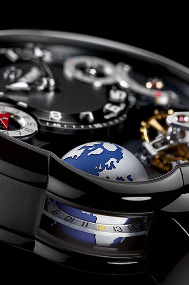 24秒周期の高速トゥールビヨンと第２時間帯表示を融合させたモデルを、精悍なイメージに演出。<br/><br/><strong>GMT ブラック</strong><br/>ケース｜ADLC加工チタニウム<br/>直径｜43.5mm<br/>厚さ｜16.14mm<br/>ムーブメント｜手巻き（Cal.GF05）<br/>機能｜トゥールビヨン（24秒周期）、パワーリザーブ表示、第２時間帯表示（時分表示横の小表示および左下の地球儀）、ワールドタイム（夏冬時間表示・裏ブタ側）<br/>ストラップ｜ラバー<br/>防水性｜３気圧<br/>限定数｜22本<br/>発売時期｜2015年秋<br/><br/>ヴィタエルーキス<br/>Tel. 03-6421-7533<br/>http://www.greubelforsey.ch/<br/>info@vitaelucis.com <br/>