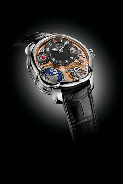 <strong>GMT ムーブメント5N</strong><br/>ケース｜ケース｜プラチナ<br/>直径｜43.5mm<br/>厚さ｜16.14mm<br/>ムーブメント｜手巻き（Cal.GF05）、ピンクゴールドPVD<br/>機能｜トゥールビヨン（24秒周期）、パワーリザーブ表示、第２時間帯表示（時分表示横の小表示および左下の地球儀）、ワールドタイム表示（夏冬時間表示・裏ブタ側）<br/>ストラップ｜アリゲーター<br/>防水性｜３気圧<br/>限定数｜22本<br/>発売時期｜2015年秋<br/><br/>ヴィタエルーキス<br/>Tel. 03-6421-7533<br/>http://www.greubelforsey.ch/<br/>info@vitaelucis.com<br/>