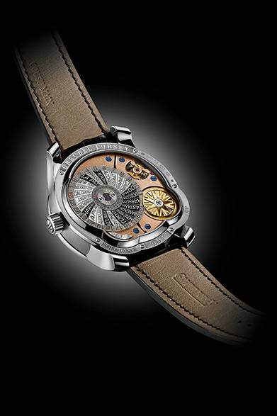 <strong>GMT ムーブメント5N</strong><br/>ケース｜ケース｜プラチナ<br/>直径｜43.5mm<br/>厚さ｜16.14mm<br/>ムーブメント｜手巻き（Cal.GF05）、ピンクゴールドPVD<br/>機能｜トゥールビヨン（24秒周期）、パワーリザーブ表示、第２時間帯表示（時分表示横の小表示および左下の地球儀）、ワールドタイム表示（夏冬時間表示・裏ブタ側）<br/>ストラップ｜アリゲーター<br/>防水性｜３気圧<br/>限定数｜22本<br/>発売時期｜2015年秋<br/><br/>ヴィタエルーキス<br/>Tel. 03-6421-7533<br/>http://www.greubelforsey.ch/<br/>info@vitaelucis.com<br/>