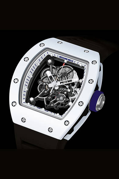 人気の高い“バッバ・ワトソン モデル”「RM055」の日本限定版。リューズなどのネイビーブルーが鮮やかだ。<br/><br/><strong>RM055 ジャパン ブルー リミテッド エディション</strong><br/>ケース｜ATZセラミックベゼル＋ラバーコーティングTiケース<br/>サイズ｜縦49.9×横42.7mm<br/>厚さ｜13.05mm<br/>ムーブメント｜手巻き（Cal.RMUL2）<br/>ストラップ｜アリゲーター<br/>防水性｜50ｍ<br/>限定数｜40本（日本のみ）<br/>発売時期｜6月発売予定<br/>税抜予価｜1250万円<br/><br/>リシャール・ミルジャパン<br/>Tel. 03-5807-8162<br/>http://www.richardmille.jp/<br/>