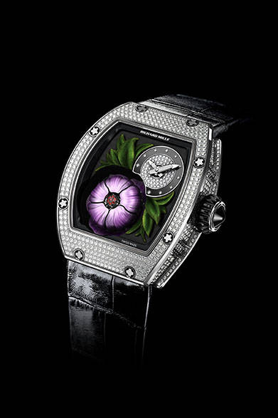 フライングトゥールビヨンのキャリッジを美しいマグノリアの花びらが取り巻き、美しく開閉を繰り返す。<br/><br/><strong>RM 19-02 トゥールビヨン“フルール”</strong><br/>ケース｜ダイヤモンド付き18Kホワイトゴールド<br/>サイズ｜縦45.4×横38.3mm<br/>厚さ｜12.55mm<br/>ムーブメント｜手巻き（Cal.RM 19-02）<br/>機能｜フライングトゥールビヨン、トゥールビヨンを取り巻く花びらが開閉するオートマタ<br/>ストラップ｜アリゲーター<br/>防水性｜50ｍ<br/>限定数｜30本<br/>発売時期｜2015年秋予定<br/>税抜予価｜1億2000万円<br/><br/>リシャール・ミルジャパン<br/>Tel. 03-5807-8162<br/>http://www.richardmille.jp/<br/>