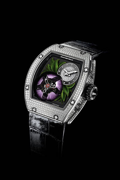 <strong>RM 19-02 トゥールビヨン“フルール”</strong><br/>ケース｜ダイヤモンド付き18Kホワイトゴールド<br/>サイズ｜縦45.4×横38.3mm<br/>厚さ｜12.55mm<br/>ムーブメント｜手巻き（Cal.RM 19-02）<br/>機能｜フライングトゥールビヨン、トゥールビヨンを取り巻く花びらが開閉するオートマタ<br/>ストラップ｜アリゲーター<br/>防水性｜50ｍ<br/>限定数｜30本<br/>発売時期｜2015年秋予定<br/>税抜予価｜1億2000万円<br/><br/>リシャール・ミルジャパン<br/>Tel. 03-5807-8162<br/>http://www.richardmille.jp/<br/>