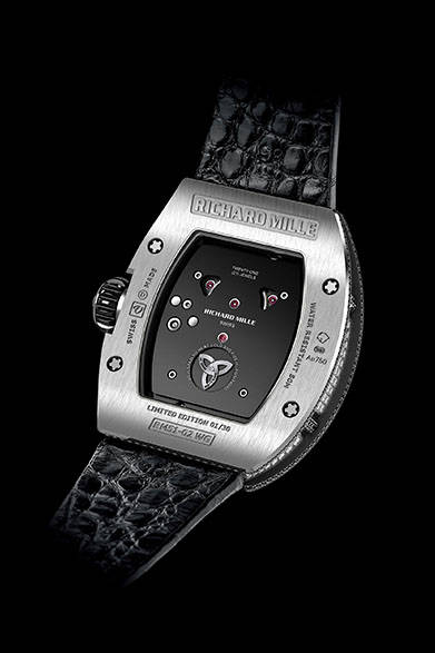 <strong>RM 51-02 トゥールビヨン・ダイヤモンドツイスター</strong><br/>ケース｜18Kホワイトゴールド<br/>サイズ｜縦47.95×横39.70mm<br/>厚さ｜12.6mm<br/>ムーブメント｜手巻き（Cal.RM 51-02）<br/>機能｜トゥールビヨン<br/>ストラップ｜アリゲーター<br/>防水性｜50ｍ<br/>限定数｜30本<br/>発売時期｜2015年夏予定<br/>税抜予価｜9500万円<br/>リシャール・ミルジャパン<br/>Tel. 03-5807-8162<br/>http://www.richardmille.jp/<br/>