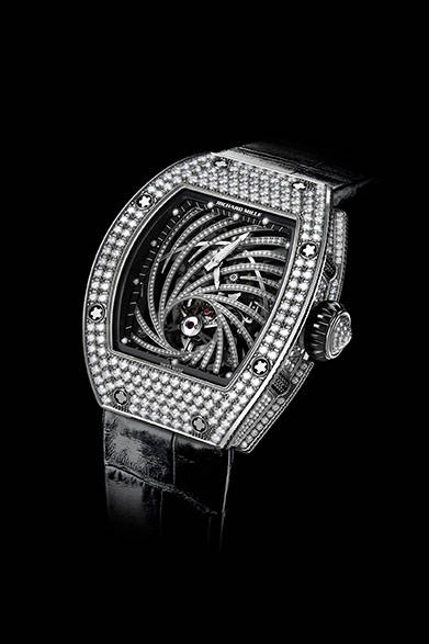 無数のダイヤモンドによる渦巻きが文字盤に描かれ、その中心にトゥールビヨンのキャリッジが配される。<br/><br/><strong>RM 51-02 トゥールビヨン・ダイヤモンドツイスター</strong><br/>ケース｜18Kホワイトゴールド<br/>サイズ｜縦47.95×横39.70mm<br/>厚さ｜12.6mm<br/>ムーブメント｜手巻き（Cal.RM 51-02）<br/>機能｜トゥールビヨン<br/>ストラップ｜アリゲーター<br/>防水性｜50ｍ<br/>限定数｜30本<br/>発売時期｜2015年夏予定<br/>税抜予価｜9500万円<br/>リシャール・ミルジャパン<br/>Tel. 03-5807-8162<br/>http://www.richardmille.jp/<br/>