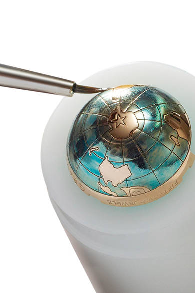 <strong>アカデミー クリストファー コロンブス・ハリケーン グラン ボヤージュⅡ</strong><br/>ケース｜18Kローズゴールド<br/>直径｜45mm<br/>厚さ｜14.635mm（６時位置のドーム部分は22mm）<br/>ムーブメント｜手巻き（Cal.エル・プリメロ8805）<br/>機能｜フュゼ・チェーン・トランスミッション、グラビティ コントロール、パワーリザーブ表示<br/>ストラップ｜アリゲーター<br/>防水性｜3気圧<br/>限定数｜10本<br/>発売時期｜受注生産<br/>税抜予価｜3100万円<br/><br/>LVMH ウォッチ・ジュエリー ジャパン ゼニス<br/>Tel. 03-5524-6420<br/>http://www.zenith-watches.com/jp_jp<br/>