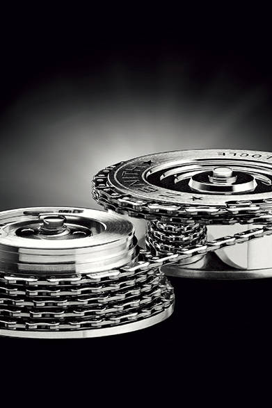 <strong>アカデミー クリストファー コロンブス・ハリケーン グラン ボヤージュⅡ</strong><br/>ケース｜18Kローズゴールド<br/>直径｜45mm<br/>厚さ｜14.635mm（６時位置のドーム部分は22mm）<br/>ムーブメント｜手巻き（Cal.エル・プリメロ8805）<br/>機能｜フュゼ・チェーン・トランスミッション、グラビティ コントロール、パワーリザーブ表示<br/>ストラップ｜アリゲーター<br/>防水性｜3気圧<br/>限定数｜10本<br/>発売時期｜受注生産<br/>税抜予価｜3100万円<br/><br/>LVMH ウォッチ・ジュエリー ジャパン ゼニス<br/>Tel. 03-5524-6420<br/>http://www.zenith-watches.com/jp_jp<br/>