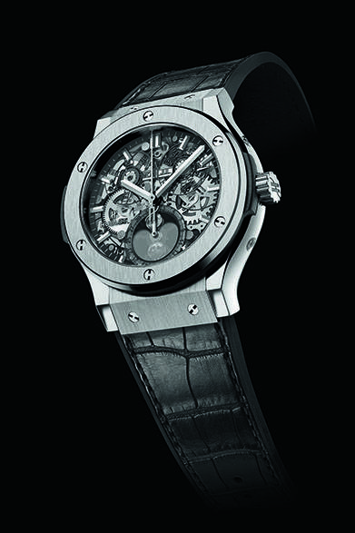 オーソドックスなセミコンプリケーションを融合したスケルトン仕様で新境地を開く。<br/><br/><strong>アエロ・フュージョン ムーンフェイズ チタニウム</strong><br/><br/>ケース｜チタニウム（ポリッシュ＆サテン仕上げ）<br/>直径｜45mm<br/>ムーブメント｜自動巻き（Cal.HUB1131）<br/>機能｜日付表示（ポインターデイト）、曜日表示、月表示、ムーンフェイズ<br/>ストラップ｜ラバー＋アリゲーター<br/>防水性｜50ｍ<br/>発売時期｜2015年秋予定<br/>税込予価｜147万9600円<br/><br/>LVMH ウォッチ・ジュエリー ジャパン ウブロ<br/>Tel. 03-3263-9566<br/>http://www.hublot.com/<br/>