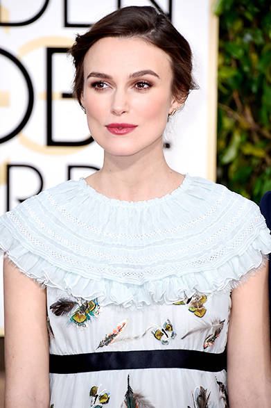 <strong>Keira Knightley｜キーラ・ナイトレイ</strong><br><br>今回のドレスについて、アーティスティック ディレクターのカール・ラガーフェルドはこう語っている。「私はキーラが大好きです。彼女は才能ある女優であり、スウィートで美しい女性です。妊婦姿であっても、 パリ-ザルツブルク メティエダールコレクションのドレスを纏うことで蝶のように軽やかな雰囲気を演出しています。」<br><br>©CHANEL