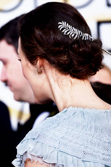 <strong>Keira Knightley｜キーラ・ナイトレイ</strong><br><br>髪には「プリュムドゥ シャネル」18Kホワイトゴールドとダイヤモンドのブローチを。 <br><br>©CHANEL
