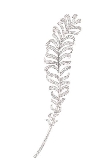 <strong>CHANEL｜シャネル</strong><br><br>繊細な羽根の動きを巧みに表現したジュエリー「プリュムドゥ シャネル」。 <br><br>©CHANEL