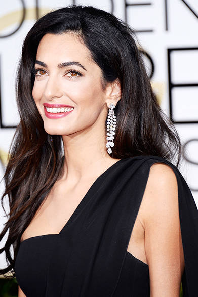 <strong>Amal Clooney｜アマル・クルーニー</strong><br><br>最高級のクオリティを誇る、ダイヤモンドのドロップイヤリングは、ハリー・ウィンストン「アドーメント・コレクション」のディール。<br>