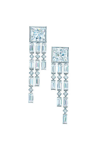 <strong>Tiffany & Co.｜ティファニー</strong><br><br>大粒のエメラルドカットから、ライン状に垂れさがるドロップピアス。<br><br>© Tiffany & Co.